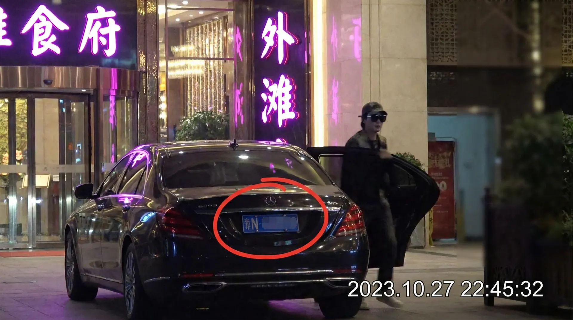 12BET网址 - 豪车餐厅外偷拍